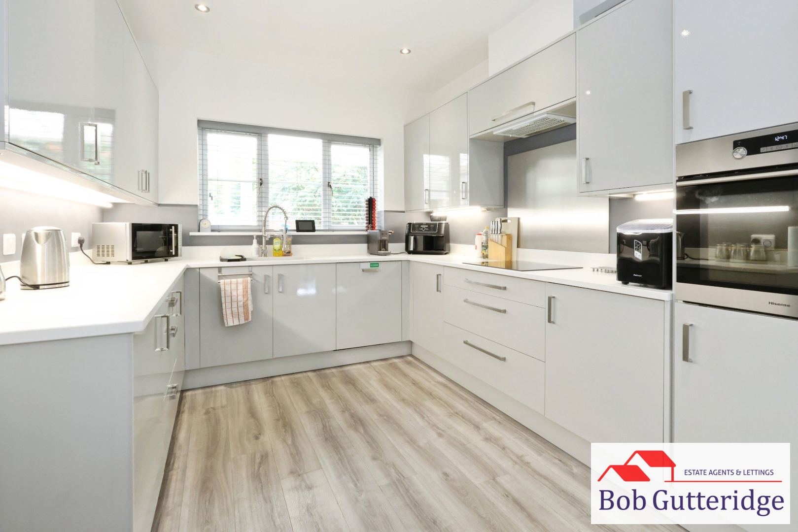 FITTED KITCHEN